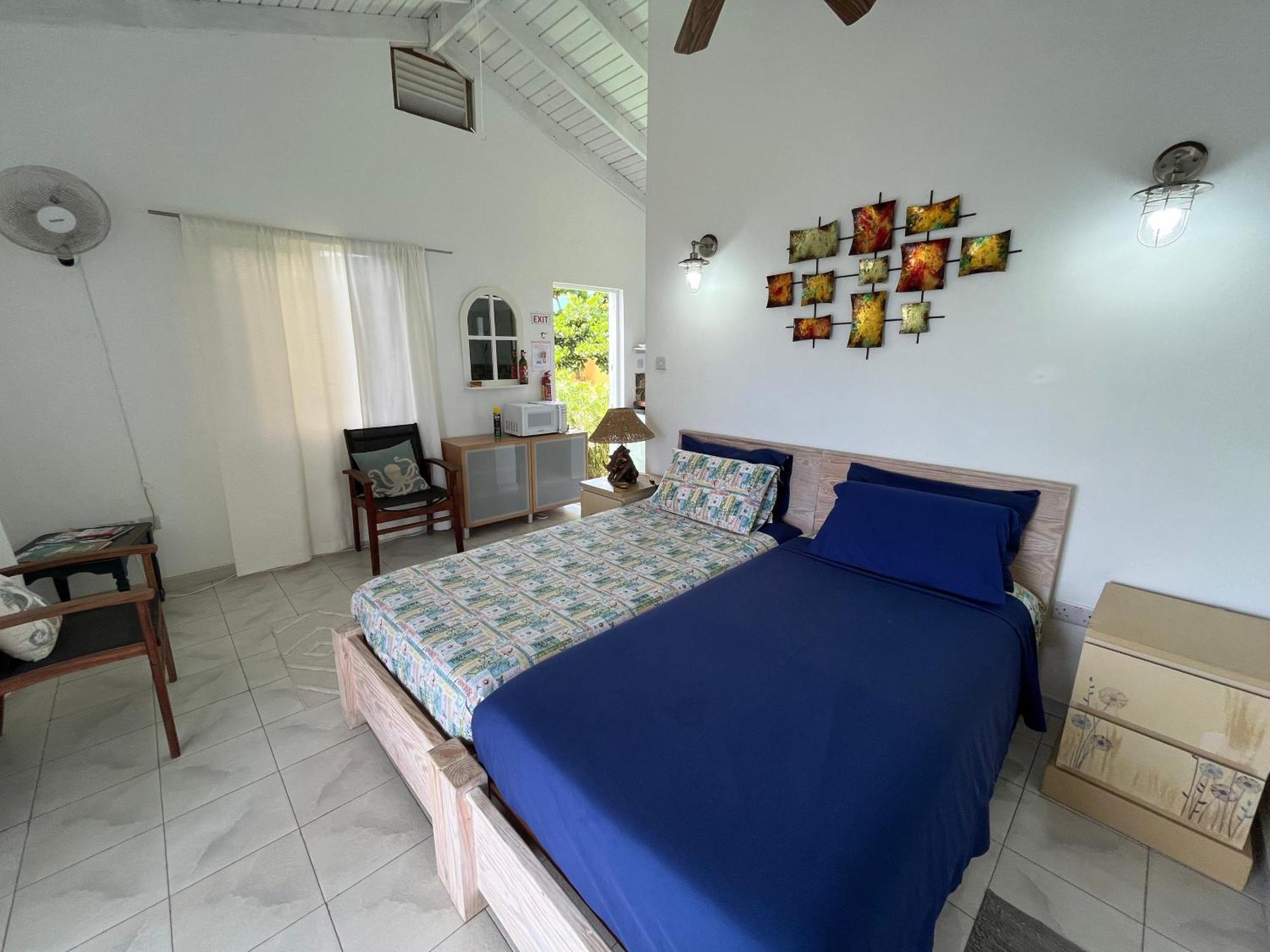 Waves Villa Guesthouse Kingstown Esterno foto