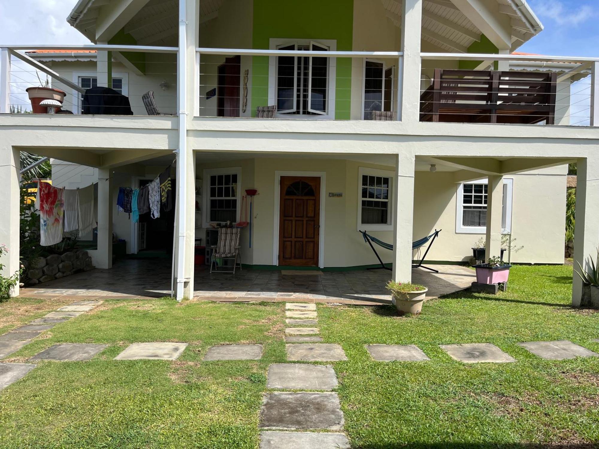 Waves Villa Guesthouse Kingstown Esterno foto